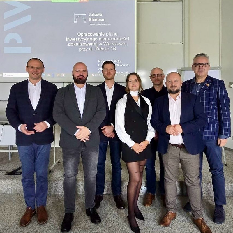 Zwieńczeniem rocznej nauki była kompleksowa praca końcowa – koncepcja inwestycji mieszkaniowej na trudnej działce miejskiej, stworzona wspólnie z Natalią Myślicką, Albertem Lisem i Radosławem Wiśniewskim. Projekt został bardzo wysoko oceniony za holistyczne podejście do analizy nieruchomości, uwzględniające zarówno aspekty formalne, techniczne, jak i komercyjne.  W ramach pracy wykonano:  analizę możliwości zagospodarowania działki w zwartej zabudowie,  projekt funkcjonalny z uwzględnieniem ograniczeń przestrzennych i technicznych (m.in. budowa w ostrej granicy, trudne warunki gruntowe, różnice poziomów),  ocenę chłonności, strategię marketingową i plan sprzedaży,  model finansowy inwestycji z założeniami rynkowymi,  ocenę aspektów ekologicznych, parkingowych i zieleni.  Projekt był efektem intensywnej współpracy interdyscyplinarnego zespołu i wsparcia merytorycznego mentora, Michała Kubickiego, który podsumował pracę słowami:  „Dostaliście najtrudniejsze zadanie, ale nie zawiedliście. Praca z niespotykaną liczbą załączników i świetną analizą potencjału inwestycyjnego. Spisaliście się na medal!”  Udział w programie, opartym na realnych case’ach i prowadzonym przez praktyków, to dla Contiga kolejne potwierdzenie, że wiedza, doświadczenie i współpraca to fundamenty skutecznego zarządzania inwestycjami budowlanymi.